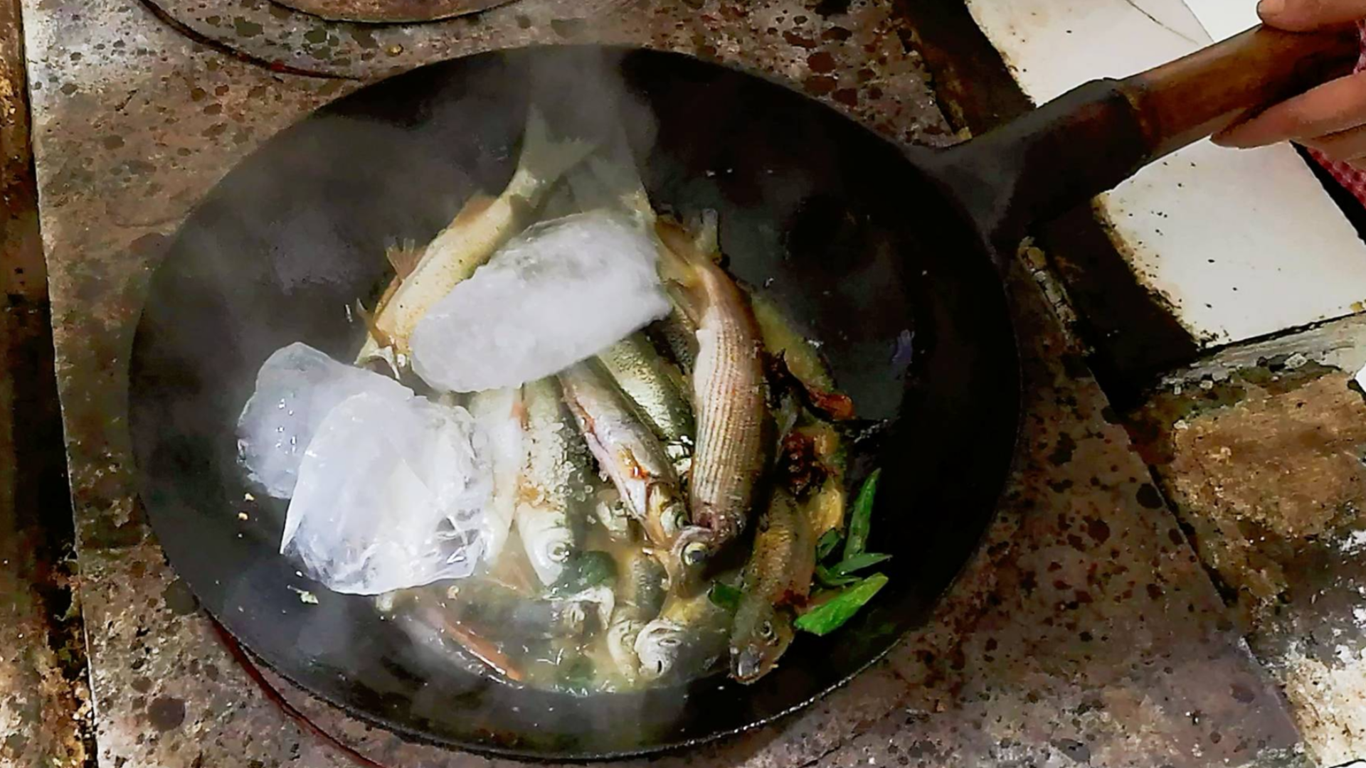 零下40度黑龙江捕鱼,做农家美食江水炖江鱼,冰块炖鱼你见过吗?